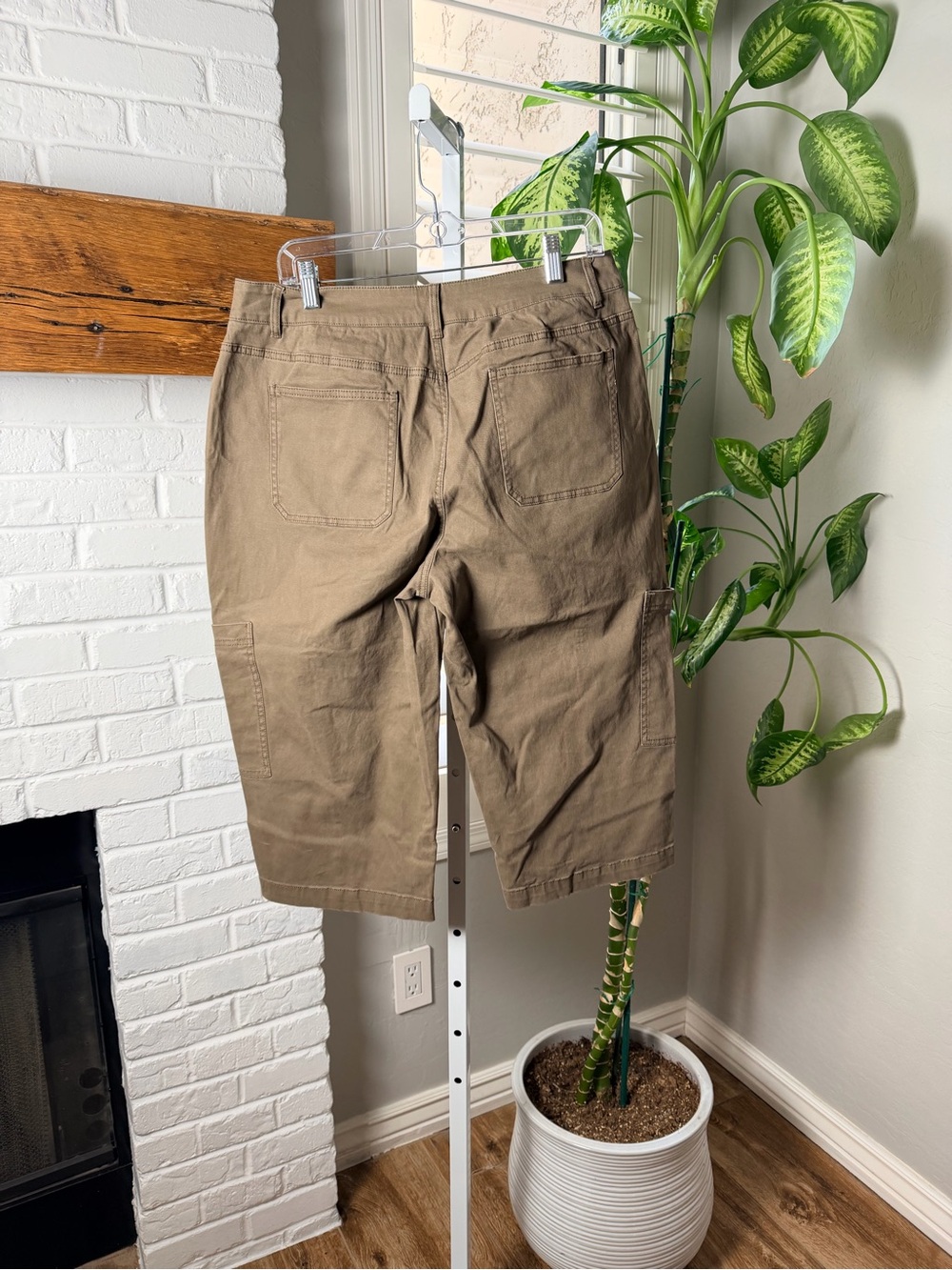 Flamingals Patch Pocket Seam Front Mid Rise Barrel Leg Capri Pants - Picture 13 of 14
